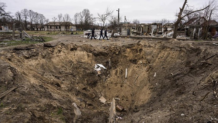 Serangan Rusia menghancurkan stadion yang berada di kawasan Chernihiv, Ukraina. Dampak kerusakan di stadion itu pun terbilang parah. Ini penampakannya.