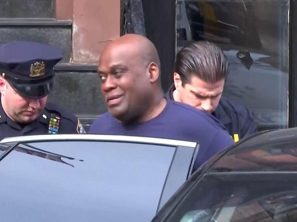 Ekspresi Pelaku Penembakan di Kereta di New York saat Dibekuk Polisi Ekspresi Pelaku Penembakan di Kereta di New York saat Dibekuk Polisi