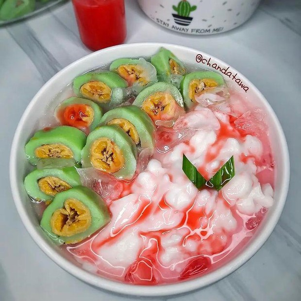 Es pisang ijo khas Makassar