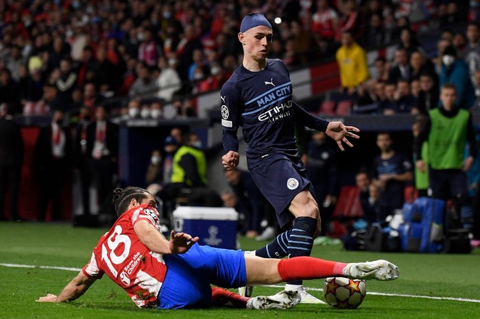 Felipe, Foden Atletico Madrid's Brazilian defender Felipe (L) fights for the ball with Manchester City's English midfielder Phil Foden during the UEFA Champions League quarter final second leg football match between Club Atletico de Madrid and Manchester City FC at the Wanda Metropolitano stadium in Madrid on April 13, 2022. (Photo by OSCAR DEL POZO / AFP)