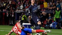 Tekel Felipe ke Phil Foden di menit-menit akhir laga di Wanda Metropolitano ini mengawali adegan ngamuk Savic. Foto: AFP/OSCAR DEL POZO