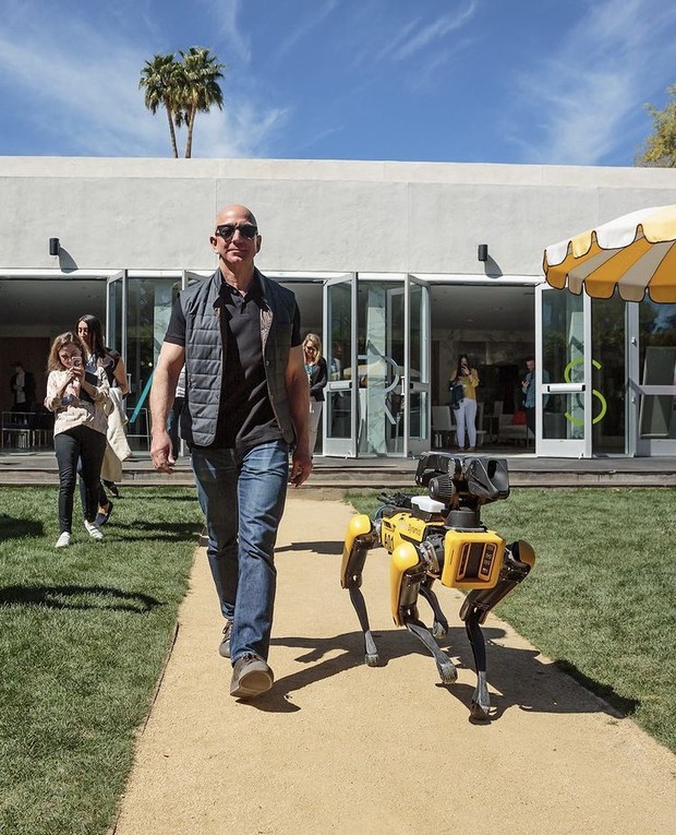 Jeff Bezos bergaya seperti tokoh film aksi/