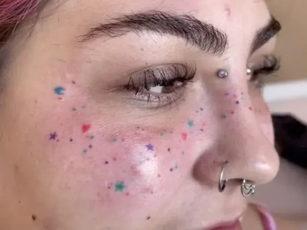 Wanita Ini Bikin Tato Freckles Warna-warni di Wajah, Jadi Tren atau Norak? Wanita Ini Bikin Tato Freckles Warna-warni di Wajah, Jadi Tren atau Norak?