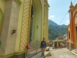 Potret Toleransi di Jepara, Gereja-Masjid Berhadapan Pengurusnya Kakak-Adik Potret Toleransi di Jepara, Gereja-Masjid Berhadapan Pengurusnya Kakak-Adik