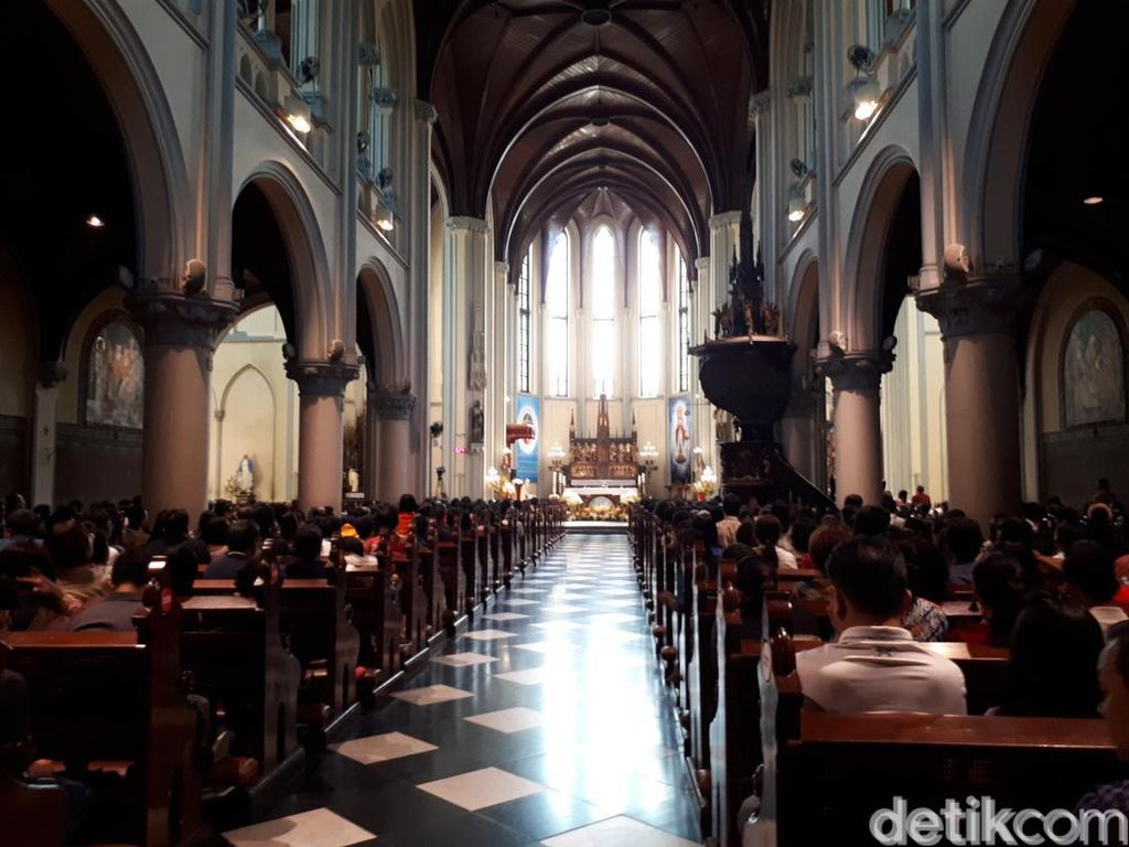 Ibadah Jumat Agung di Gereja Katedral Digelar Secara Online dan Offline