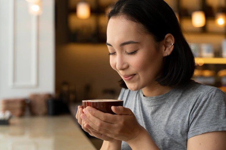 Ilustrasi perempuan sedang minum kopi