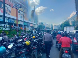 Bubutan BG Junction Jadi Parkiran Motor Mahasiswa, Blauran Macet