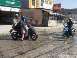 Lapor Ketua! Ruas Jalan Kota di Pekanbaru Banyak Rusak, Ibu-Ibu jadi Korban