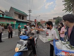 Jemaat Gereja di Kota Blitar Berbagi Takjil ke Pengguna Jalan.