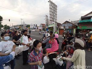 Bagi-bagi Takjil di Surabaya Yes, Tas Kresek No!