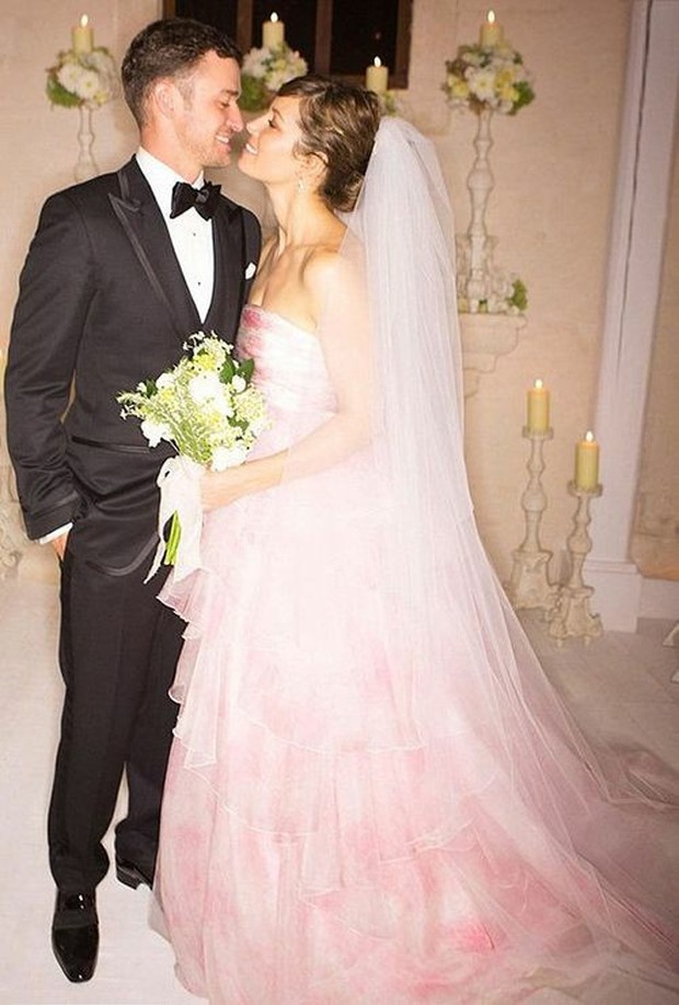 Menikah tahun 2012 silam, aktris Jessica Biel tidak mengenakan white dress pada umumnya. Ia memilih mengenakan dress berwarna pink lembut sedangkan penyanyi Justin Timberlake, sang suami megenakan setelan jas hitam pada umumnya.