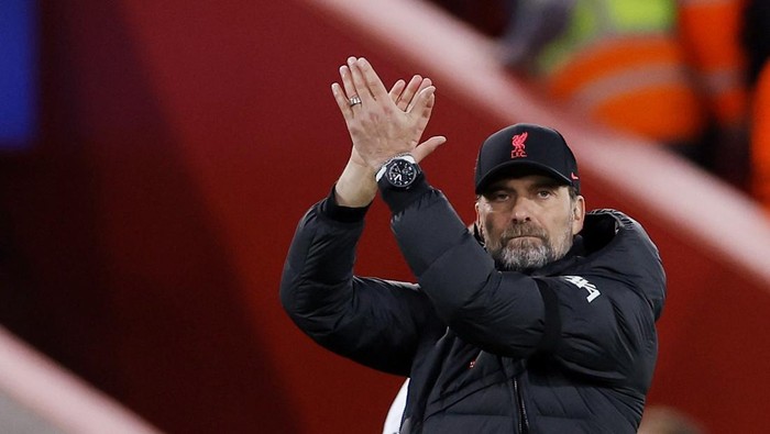Soccer Football - Champions League - Quarter Final - Second Leg - Liverpool v Benfica - Anfield, Liverpool, Britain - April 13, 2022 Liverpool manager Juergen Klopp applauds fans after the match Action Images via Reuters/Jason Cairnduff