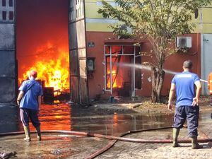 Gudang Oli Bekas di Sidoarjo Terbakar, 2 Petugas PMK Terluka