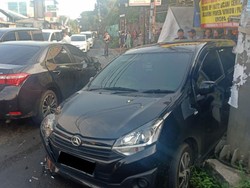 Kecelakaan 2 Mobil Adu Banteng di Tangsel, 1 Orang Sopir Terluka