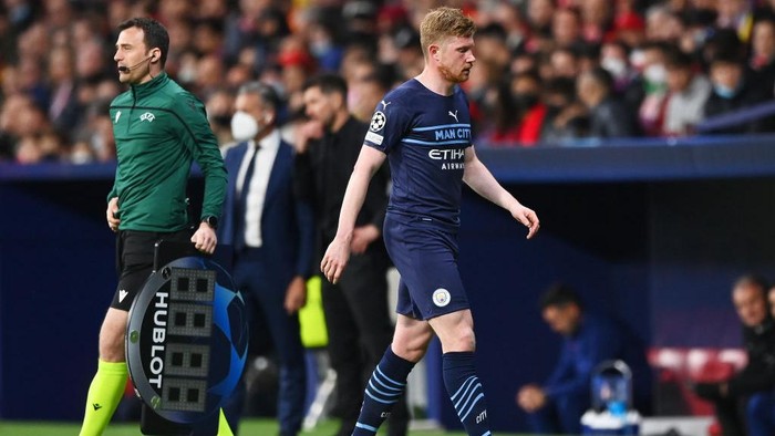 MADRID, SPAIN - APRIL 13: Kevin De Bruyne of Manchester City is substituted during the UEFA Champions League Quarter Final Leg Two match between Atletico Madrid and Manchester City at Wanda Metropolitano on April 13, 2022 in Madrid, Spain. (Photo by Shaun Botterill/Getty Images)