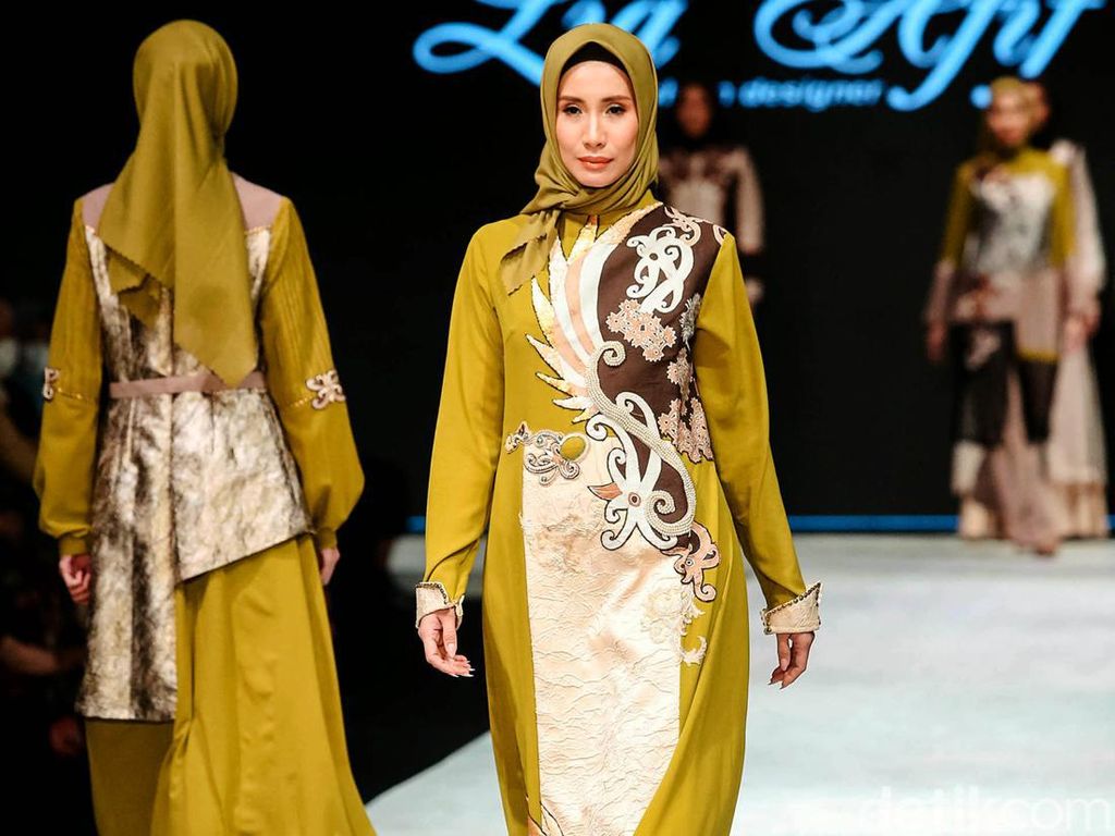 8 Koleksi Busana Batik dari Serbuk Kayu Ulin di Indonesia Fashion Week 2022