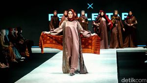 7 Koleksi Baju Muslim dari Kain Jambi di Indonesia Fashion Week 2022