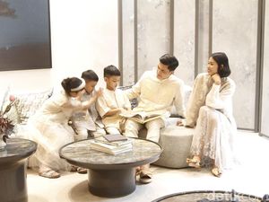 Debut Seragam Keluarga Karya Sapto Djojokartiko untuk Tren Baju Lebaran 2022