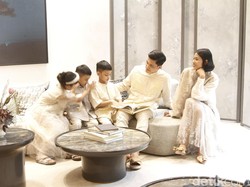 Debut Seragam Keluarga Karya Sapto Djojokartiko untuk Tren Baju Lebaran 2022