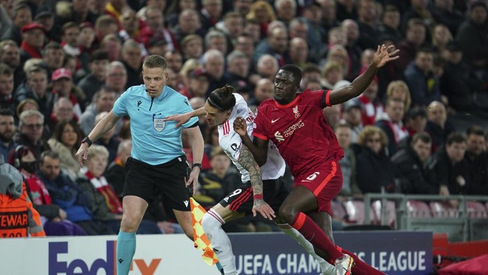 Benficas Darwin Nunez, center, competes for the ball with Liverpools Ibrahima Konate during the Champions League quarterfinal second leg soccer match between Liverpool and Benfica, at Anfield stadium in Liverpool, England, Wednesday, April 13, 2022. (AP Photo/Jon Super)