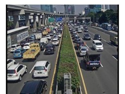 Ada Kecelakaan Mobil Boks, Tol Dalam Kota Cawang Arah Senayan Macet 5 Km
