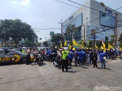 Mahasiswa Malang Demo Lagi, Simpang Rajabali Macet Gegara Long March