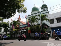 Sejuknya Masjid-Gereja Bersebelahan di Solo, Atur Mic hingga Parkir
