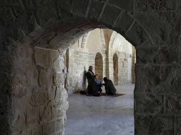 Menyentuh Hati, Tadarus Ramadan di Masjid Tertua di Gaza