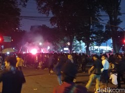Masih Bertahan, Pedemo Bakar Flare di Depan Kantor DPRD Jabar