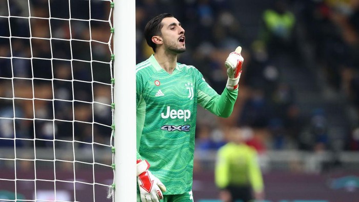 MILAN, ITALY - JANUARY 12: Mattia Perin of Juventus gestures during the Italian Supercup match between Inter and Juventus at The San Siro on January 12, 2022 in Milan, Italy. (Photo by Marco Luzzani/Getty Images)