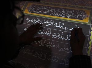 Di Kampung Batik Laweyan, Perajin Bikin Motif dengan Ayat Al-Quran Di Kampung Batik Laweyan, Perajin Bikin Motif dengan Ayat Al-Quran