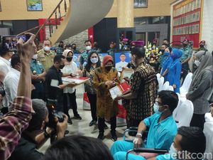 Risma Serahkan Santunan-Bantuan ke Keluarga Korban Penyerangan di Papua