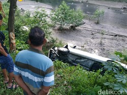 Mobil Hilang Kendali Hingga Tercebur Sungai di Pacitan-Tercium Bau Alkohol