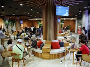 Nongkrong di Kafe? Bukan, Ini Grapari Telkomsel Kelapa Gading