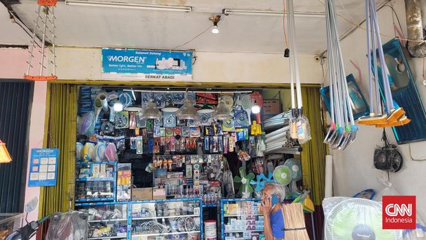 Pedagang antena dan set top box di Poltangan, Jakarta Selatan, Rabu (13/4/2022).