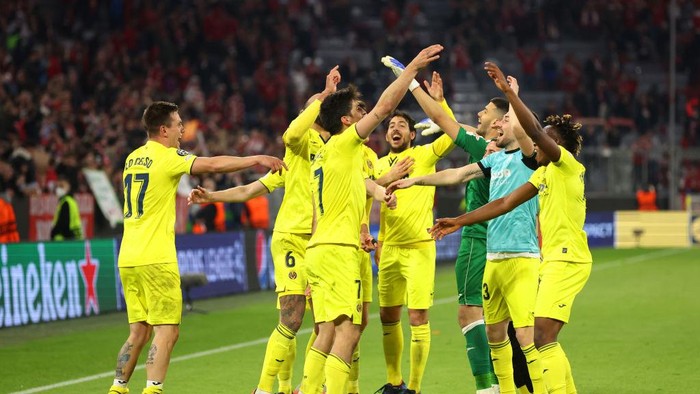 MUNICH, GERMANY - APRIL 12: Players of Villarreal CF celebrate following their draw and advancement in the UEFA Champions League Quarter Final Leg Two match between Bayern München and Villarreal CF at Football Arena Munich on April 12, 2022 in Munich, Germany. (Photo by Alexander Hassenstein/Getty Images)