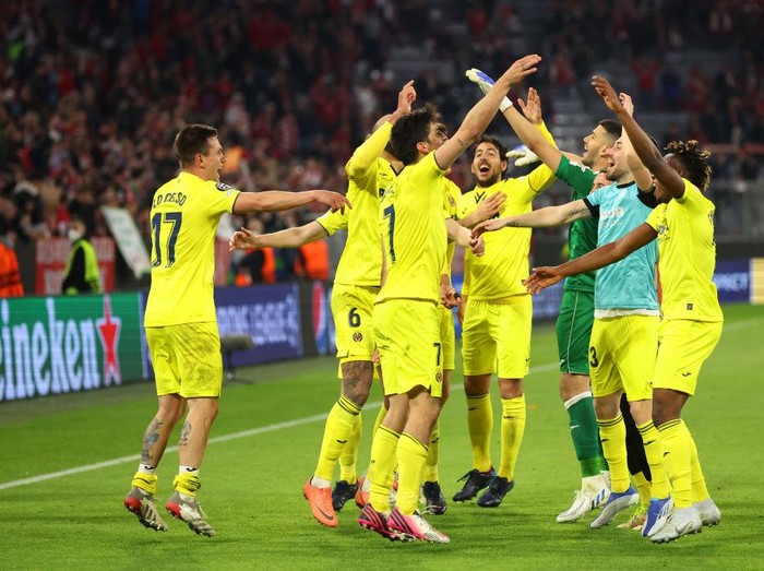 MUNICH, GERMANY - APRIL 12: Players of Villarreal CF celebrate following their draw and advancement in the UEFA Champions League Quarter Final Leg Two match between Bayern München and Villarreal CF at Football Arena Munich on April 12, 2022 in Munich, Germany. (Photo by Alexander Hassenstein/Getty Images)