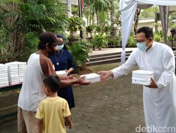 Sambut Paskah di Bulan Ramadan, Gereja di Semarang Bagi-bagi Takjil