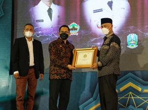 Pemprov Sumbar Dapat Penghargaan Adinata Syariah Kategori Keuangan Mikro Pemprov Sumbar Dapat Penghargaan Adinata Syariah Kategori Keuangan Mikro