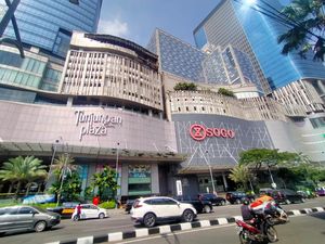 Kendala Petugas Cari Sumber Titik Api Kebakaran di TP 5 Surabaya Kendala Petugas Cari Sumber Titik Api Kebakaran di TP 5 Surabaya