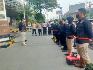 Pastikan Penyebab Kebakaran TP 5, Ini Alat Perang yang Dibawa Labfor Pastikan Penyebab Kebakaran TP 5, Ini Alat Perang yang Dibawa Labfor