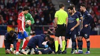 Hantaman itu membuat Foden terkapar di lapangan sembari memegangi bagian belakang kepala. Foto: Getty Images/David Ramos