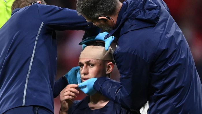 MADRID, SPAIN - APRIL 13: Phil Foden of Manchester City receives treatment  during the UEFA Champions League Quarter Final Leg Two match between Atletico Madrid and Manchester City at Wanda Metropolitano on April 13, 2022 in Madrid, Spain. (Photo by Shaun Botterill/Getty Images)