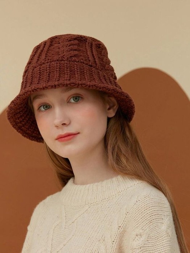 Bisa pakai aksesoris knit bucket hat untuk Coachella.