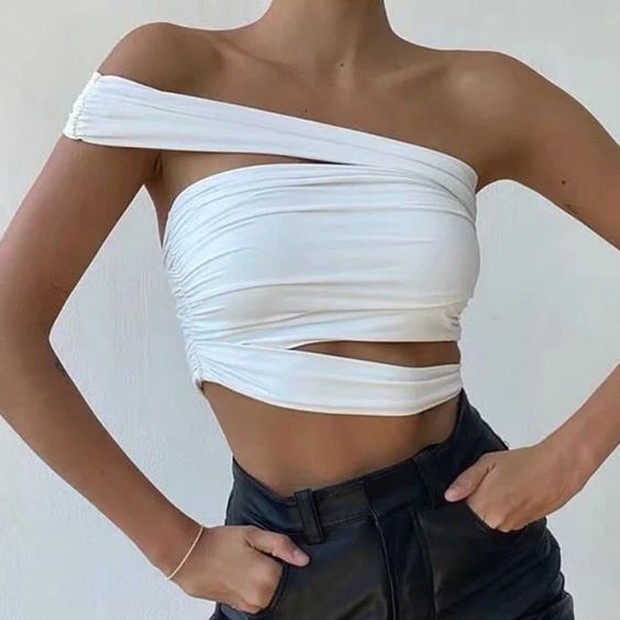 Pakai oblique cut outs untuk Coachella.