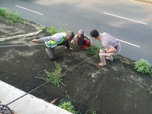 Diduga Tersesat, Nenek Duduk di Tebing Tol JORR Jaktim Dievakuasi Polisi
