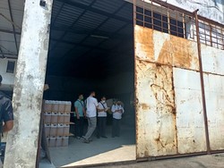 Polisi Segel Gudang Minyak Curah Kemasan Jeriken 5 Liter di Jaksel