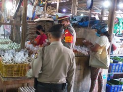 Aparat Polresta Denpasar Tiba Tiba Sambangi Pasar Kuta, Ngapain?