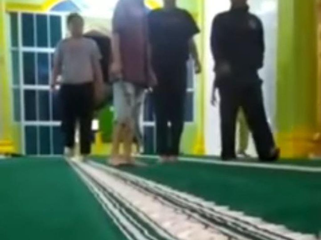 Terganggu Suara Toa Bangunkan Sahur, Pria di Batam Bawa Parang ke Masjid