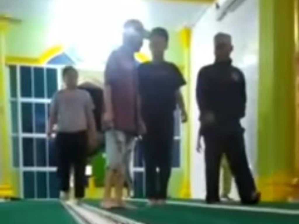 Viral Pria Bawa Parang ke Masjid Batam Gegara Terganggu Suara Bangunkan Sahur